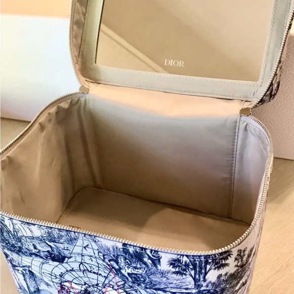 DIOR-“AROUND THE WORLD” VANITY CASE/HAND TOWELS/CAPTURE TOTALE HYALUSHOT & CREAM - Picture 6 of 16